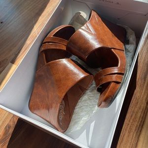 UNLISTED KENNETH COLE BROWN WEDGE SIZE 7.5